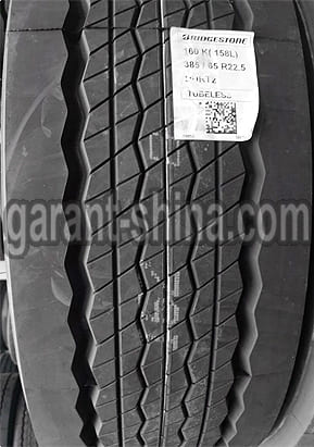 Bridgestone Duravis R-Trailer 002 (прицепная) 385/65 R22.5 160K 20PR - Фото протектора с этикеткой вблизи